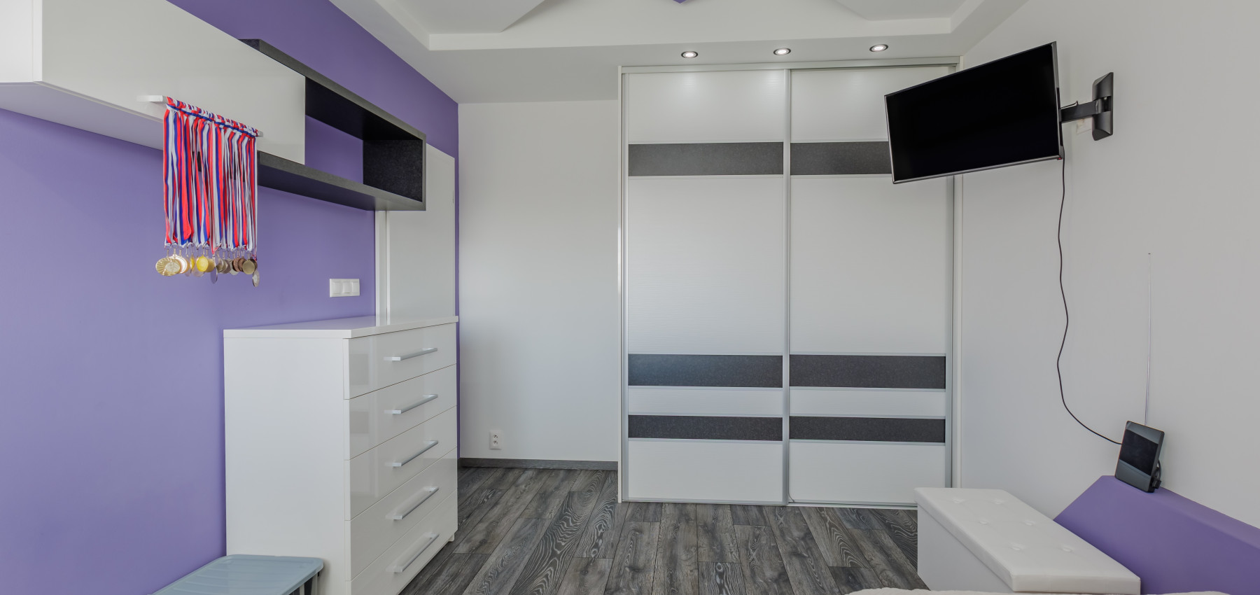 REZERVOVANÝ.....Luxusný dom so záhradou a dvojgarážou, kompletne zariadený, zabývaná novostavba