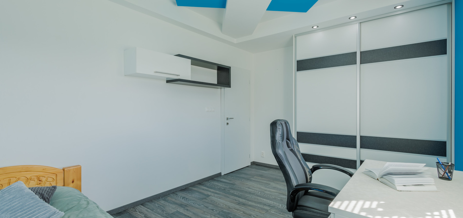 REZERVOVANÝ.....Luxusný dom so záhradou a dvojgarážou, kompletne zariadený, zabývaná novostavba