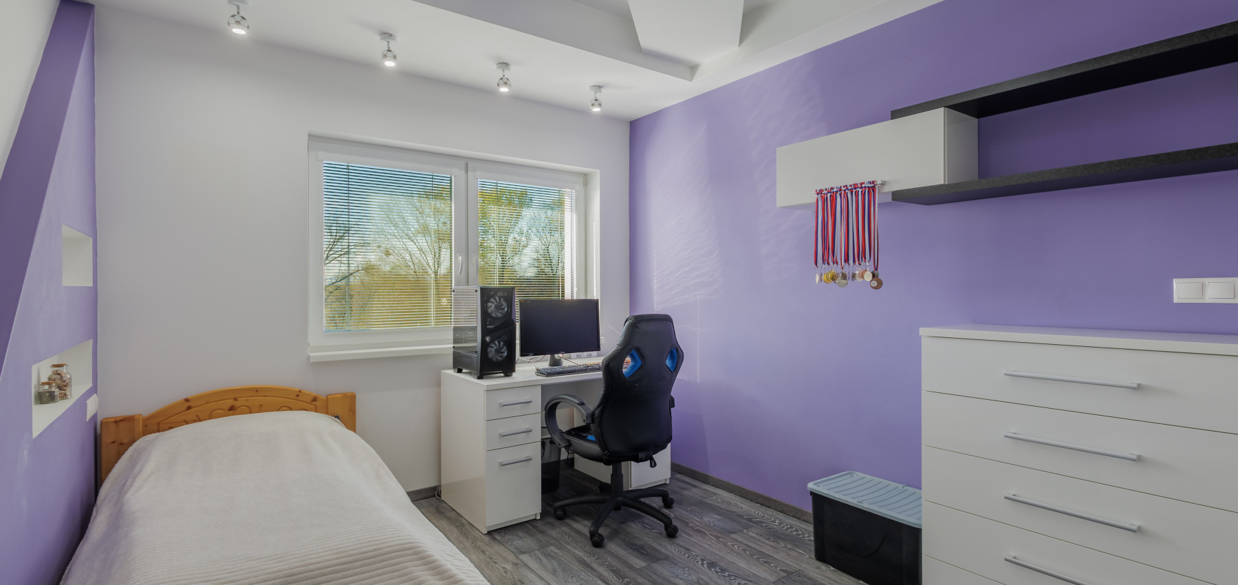 REZERVOVANÝ.....Luxusný dom so záhradou a dvojgarážou, kompletne zariadený, zabývaná novostavba