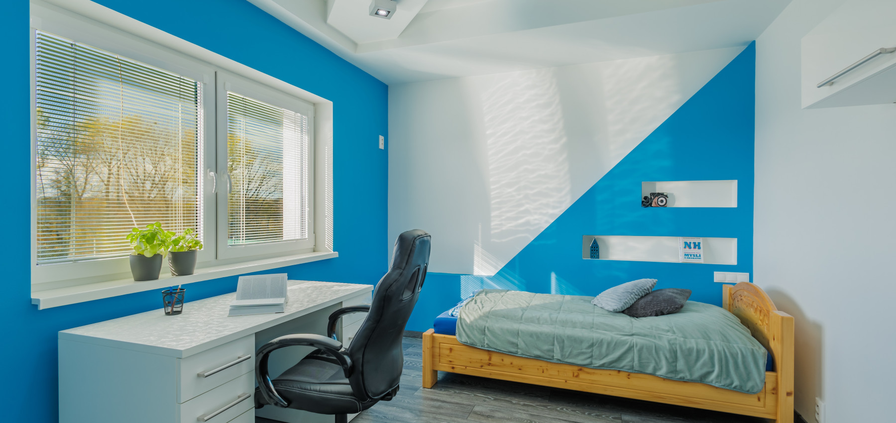 REZERVOVANÝ.....Luxusný dom so záhradou a dvojgarážou, kompletne zariadený, zabývaná novostavba