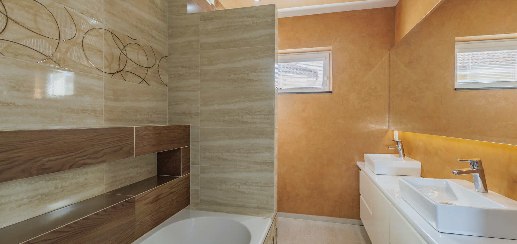 REZERVOVANÝ.....Luxusný dom so záhradou a dvojgarážou, kompletne zariadený, zabývaná novostavba