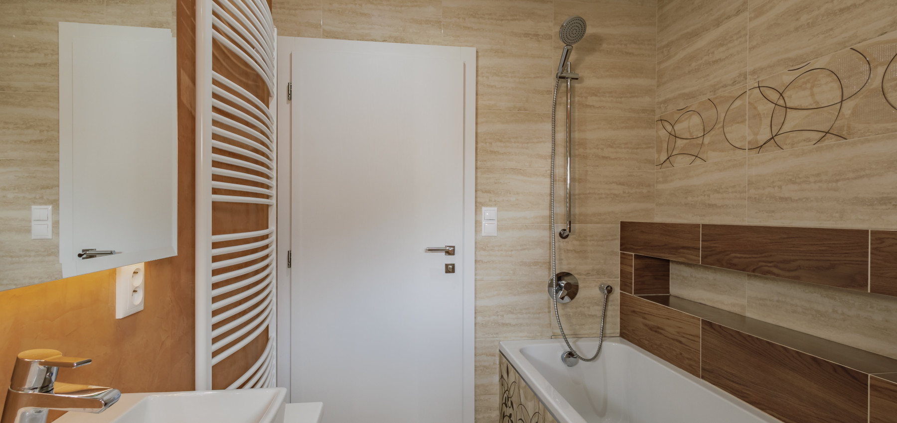 REZERVOVANÝ.....Luxusný dom so záhradou a dvojgarážou, kompletne zariadený, zabývaná novostavba