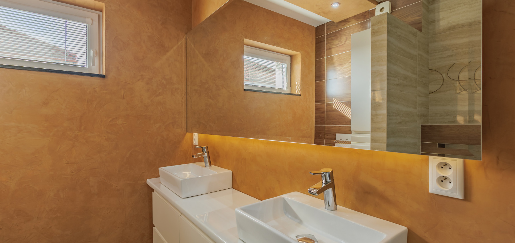 REZERVOVANÝ.....Luxusný dom so záhradou a dvojgarážou, kompletne zariadený, zabývaná novostavba