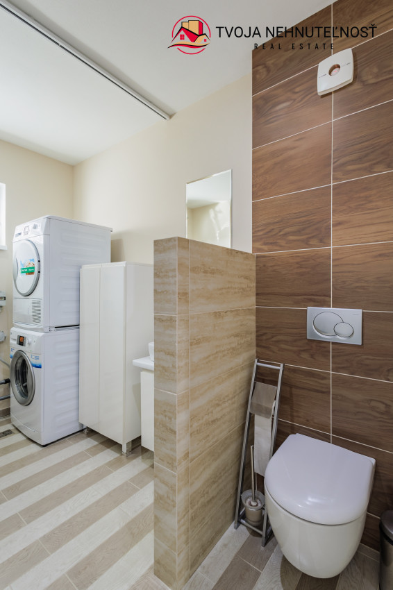 REZERVOVANÝ.....Luxusný dom so záhradou a dvojgarážou, kompletne zariadený, zabývaná novostavba