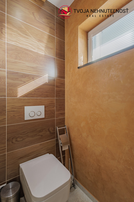 REZERVOVANÝ.....Luxusný dom so záhradou a dvojgarážou, kompletne zariadený, zabývaná novostavba