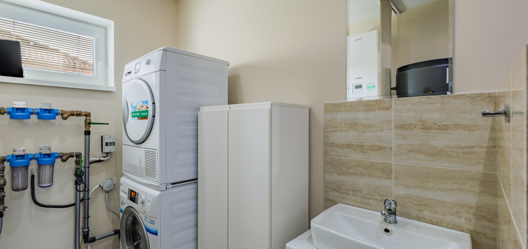 REZERVOVANÝ.....Luxusný dom so záhradou a dvojgarážou, kompletne zariadený, zabývaná novostavba