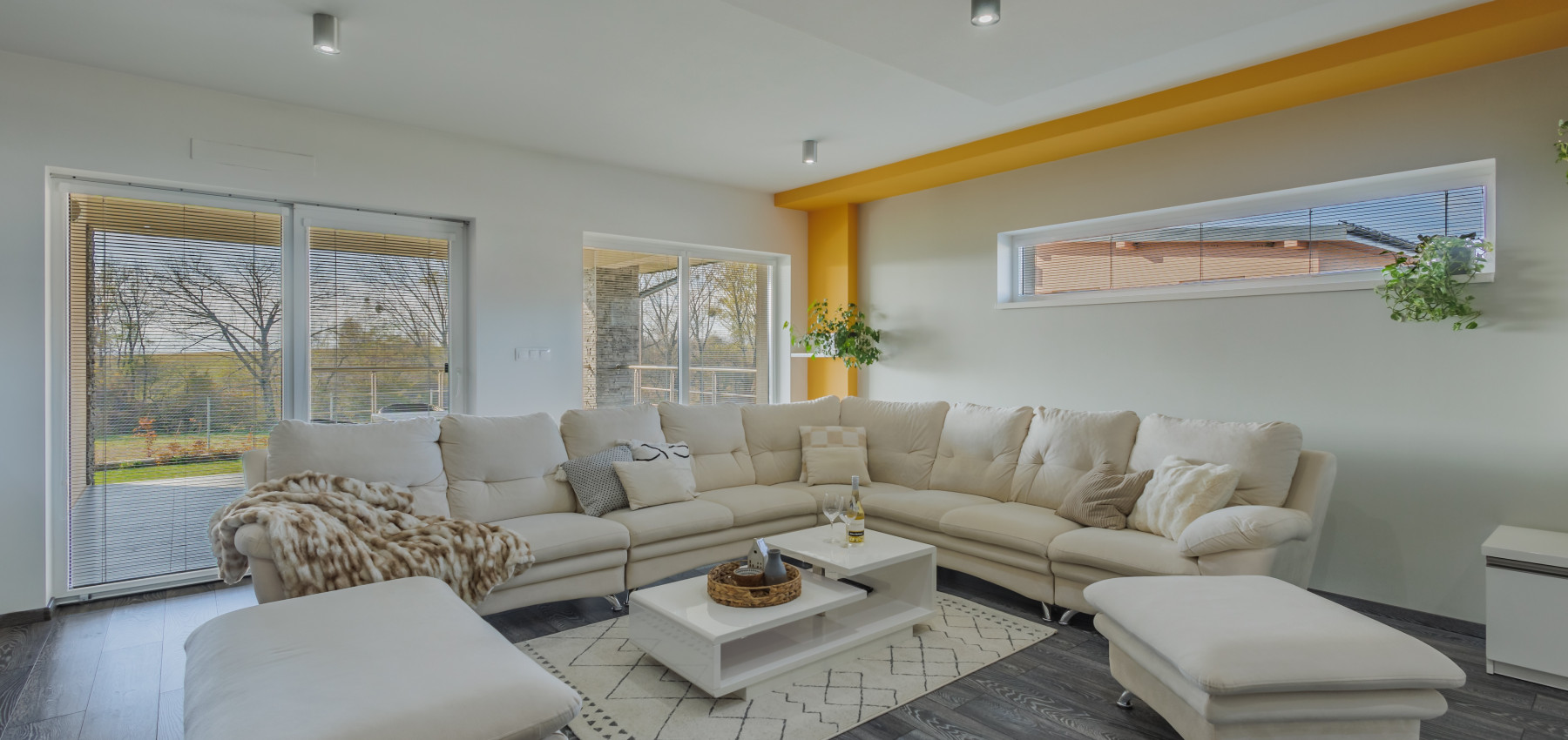 REZERVOVANÝ.....Luxusný dom so záhradou a dvojgarážou, kompletne zariadený, zabývaná novostavba