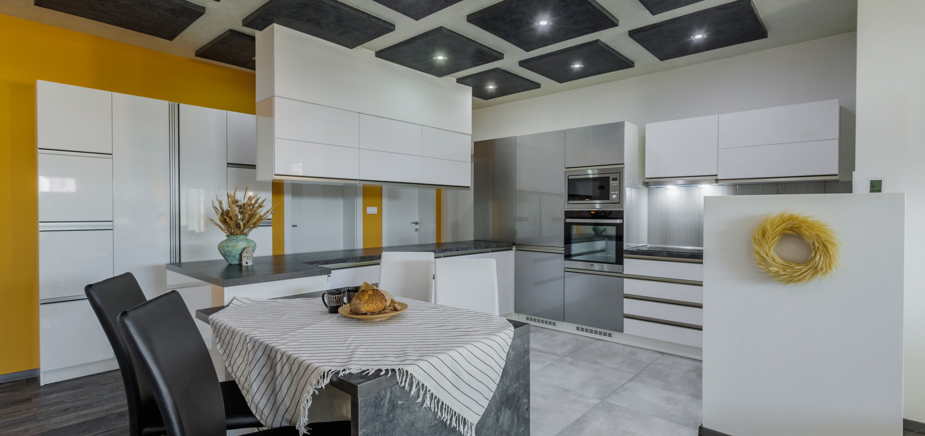 REZERVOVANÝ.....Luxusný dom so záhradou a dvojgarážou, kompletne zariadený, zabývaná novostavba