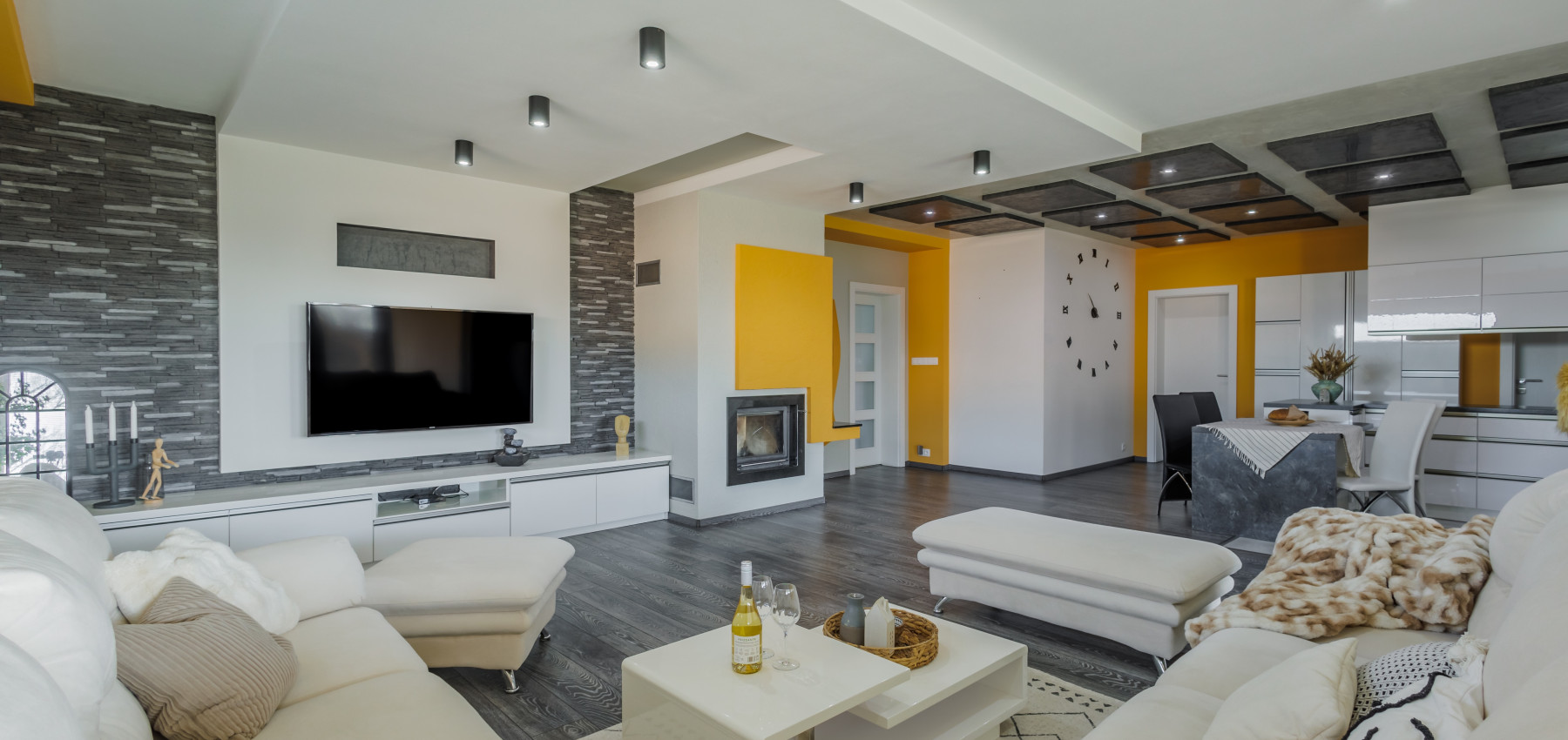 REZERVOVANÝ.....Luxusný dom so záhradou a dvojgarážou, kompletne zariadený, zabývaná novostavba