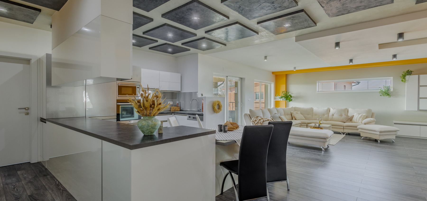 REZERVOVANÝ.....Luxusný dom so záhradou a dvojgarážou, kompletne zariadený, zabývaná novostavba