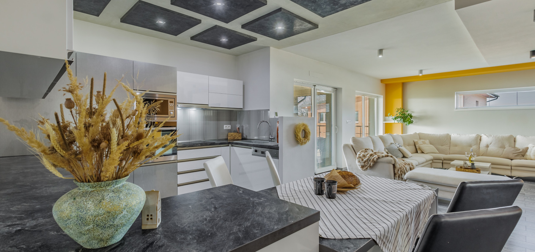 REZERVOVANÝ.....Luxusný dom so záhradou a dvojgarážou, kompletne zariadený, zabývaná novostavba