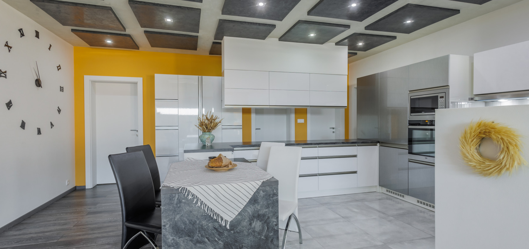 REZERVOVANÝ.....Luxusný dom so záhradou a dvojgarážou, kompletne zariadený, zabývaná novostavba