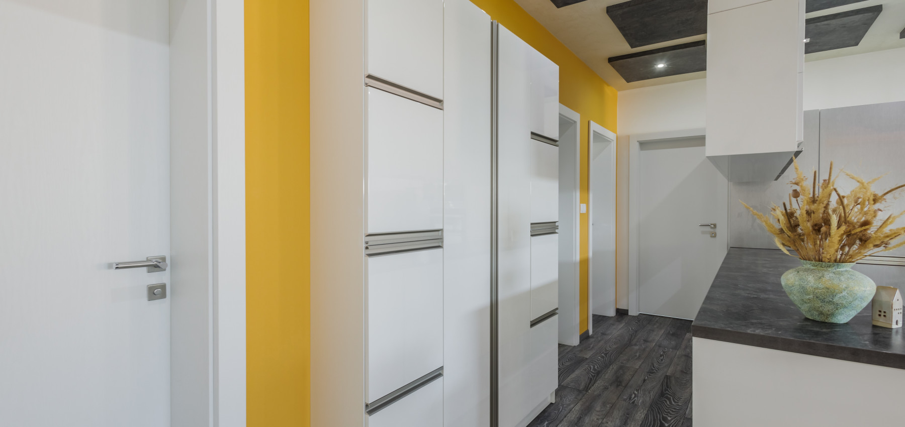 REZERVOVANÝ.....Luxusný dom so záhradou a dvojgarážou, kompletne zariadený, zabývaná novostavba