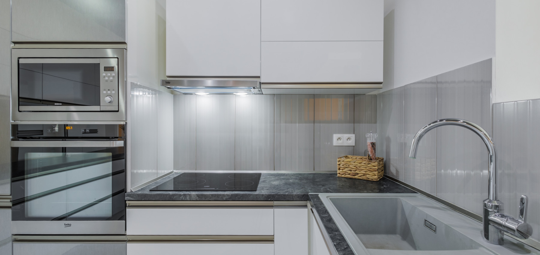 REZERVOVANÝ.....Luxusný dom so záhradou a dvojgarážou, kompletne zariadený, zabývaná novostavba