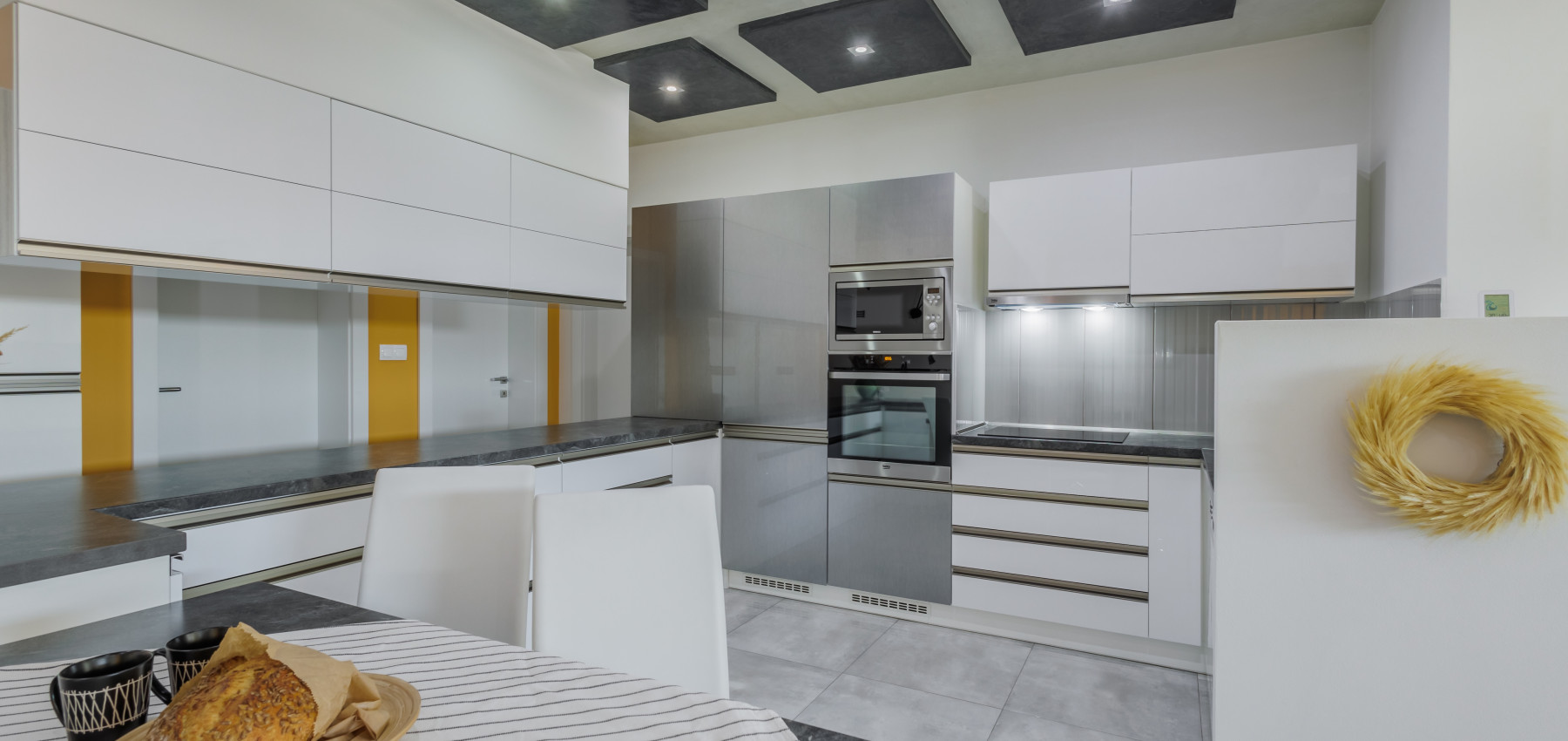 REZERVOVANÝ.....Luxusný dom so záhradou a dvojgarážou, kompletne zariadený, zabývaná novostavba