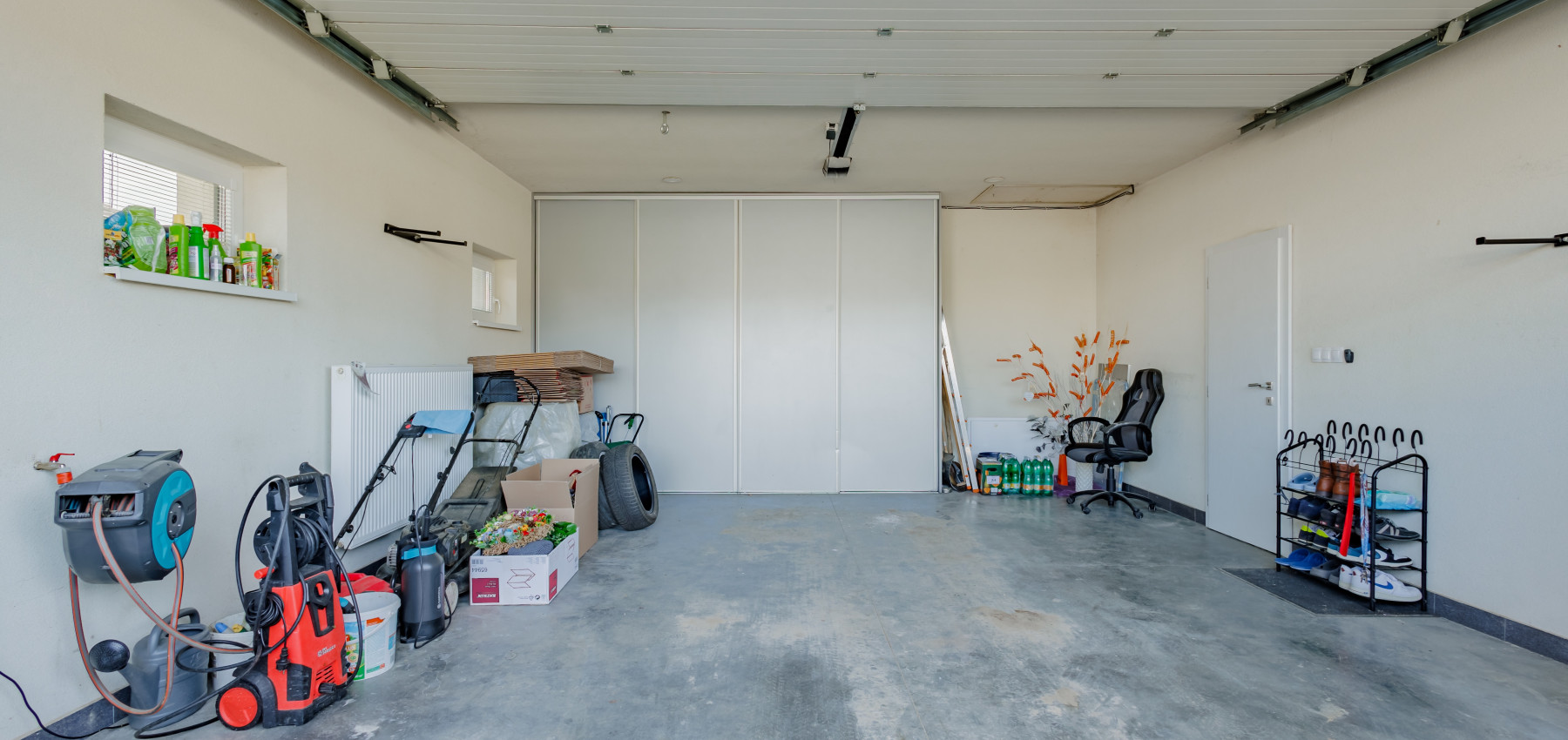 REZERVOVANÝ.....Luxusný dom so záhradou a dvojgarážou, kompletne zariadený, zabývaná novostavba