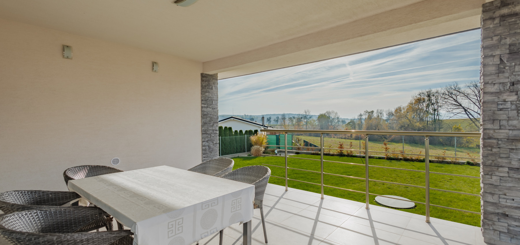 REZERVOVANÝ.....Luxusný dom so záhradou a dvojgarážou, kompletne zariadený, zabývaná novostavba