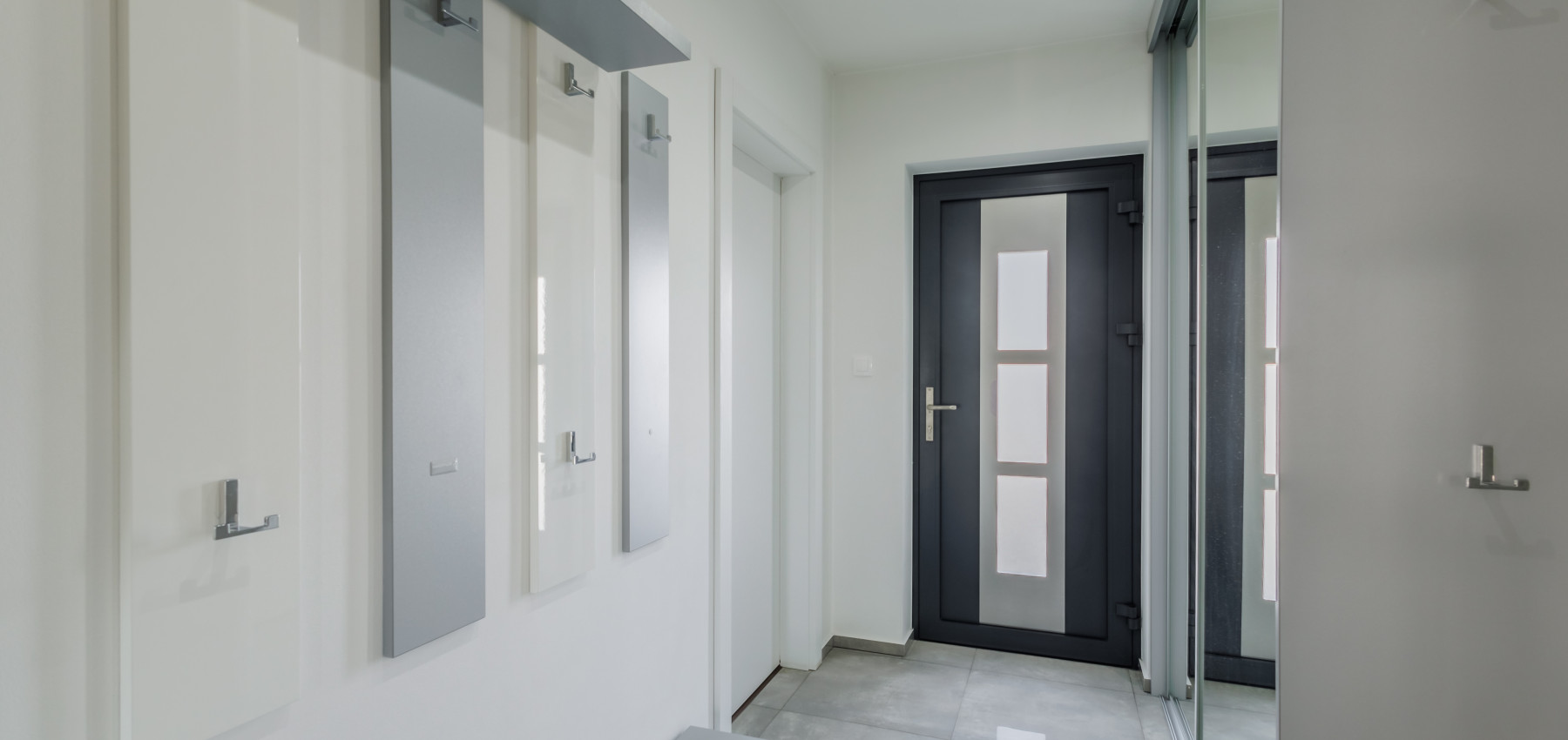 REZERVOVANÝ.....Luxusný dom so záhradou a dvojgarážou, kompletne zariadený, zabývaná novostavba