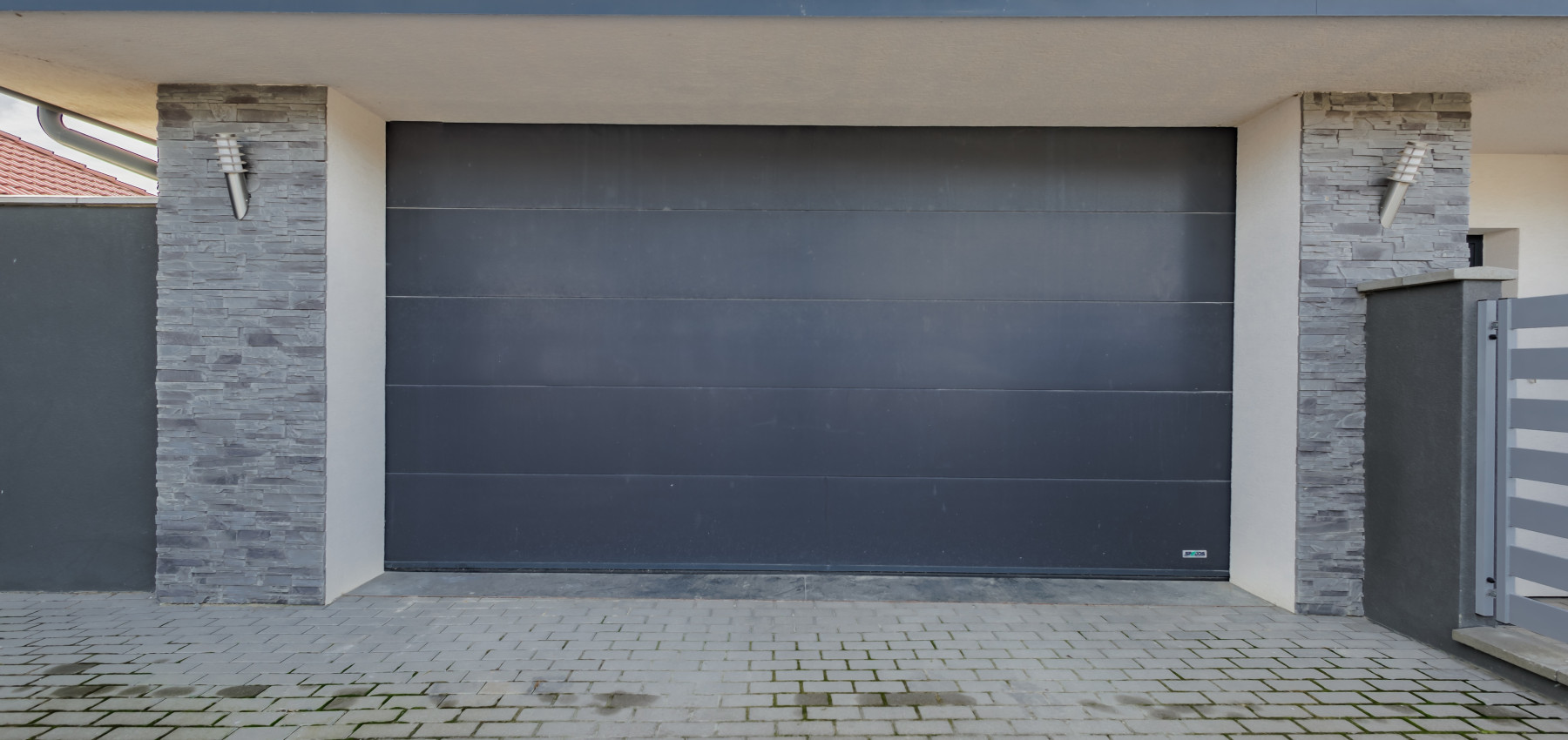 REZERVOVANÝ.....Luxusný dom so záhradou a dvojgarážou, kompletne zariadený, zabývaná novostavba