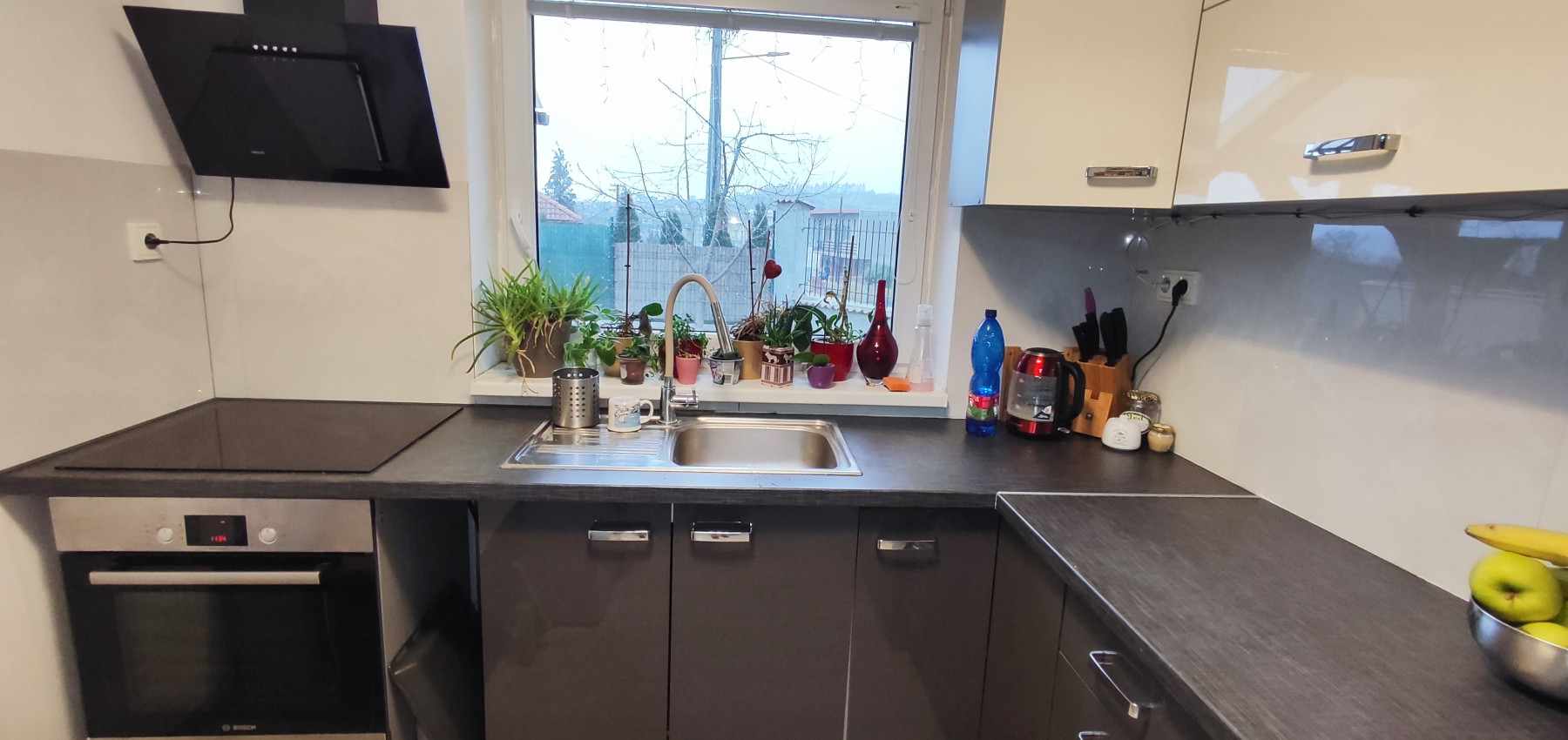 Skvelá príležitosť...rodinný dom ihneď na bývanie, dvojgaráž 80 m2 - rôzne účely, pozemok 629 m2, vjazdy z dvoch strán pozemku, všetky IS