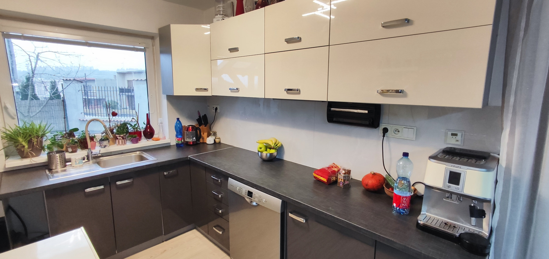 Skvelá príležitosť...rodinný dom ihneď na bývanie, dvojgaráž 80 m2 - rôzne účely, pozemok 629 m2, vjazdy z dvoch strán pozemku, všetky IS