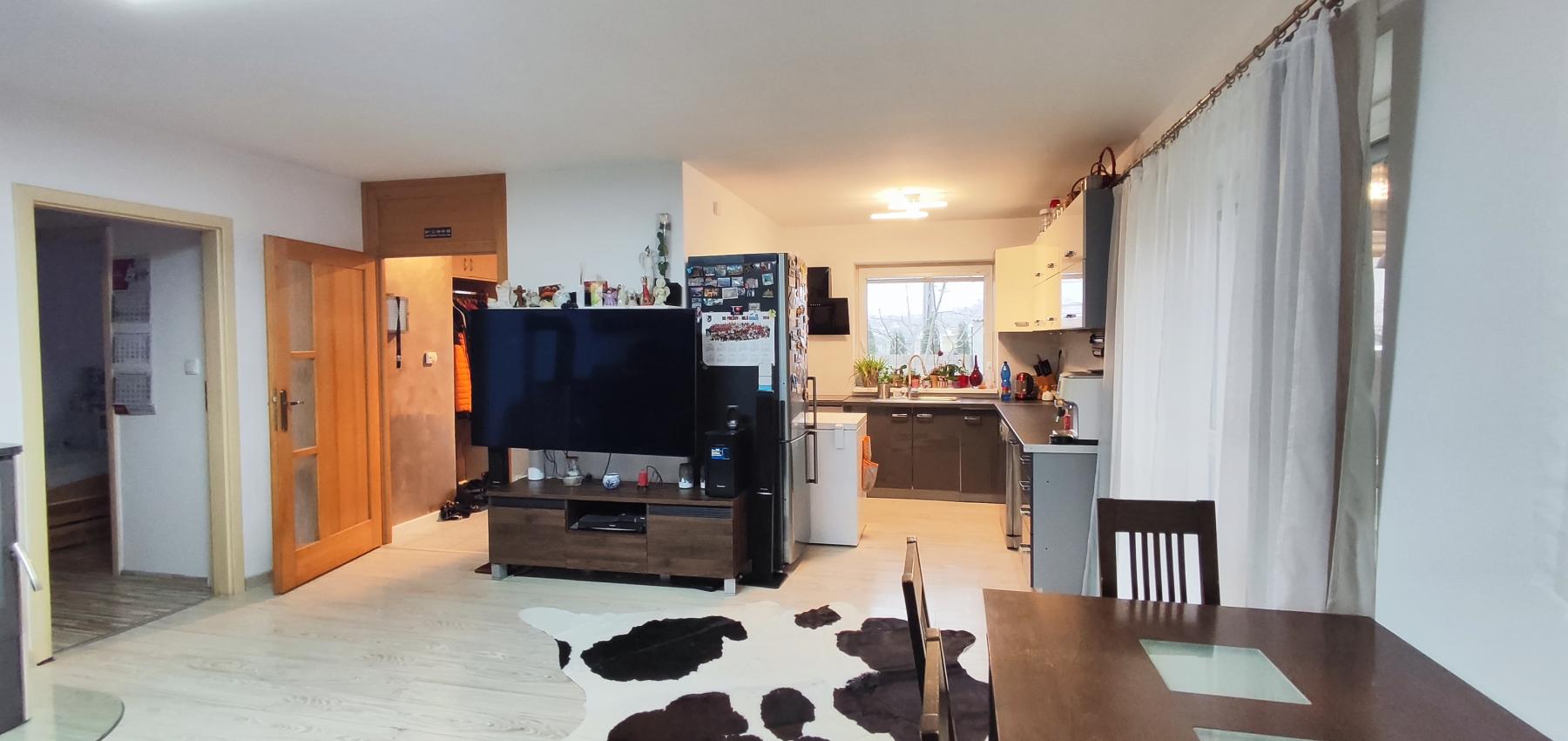 Skvelá príležitosť...rodinný dom ihneď na bývanie, dvojgaráž 80 m2 - rôzne účely, pozemok 629 m2, vjazdy z dvoch strán pozemku, všetky IS