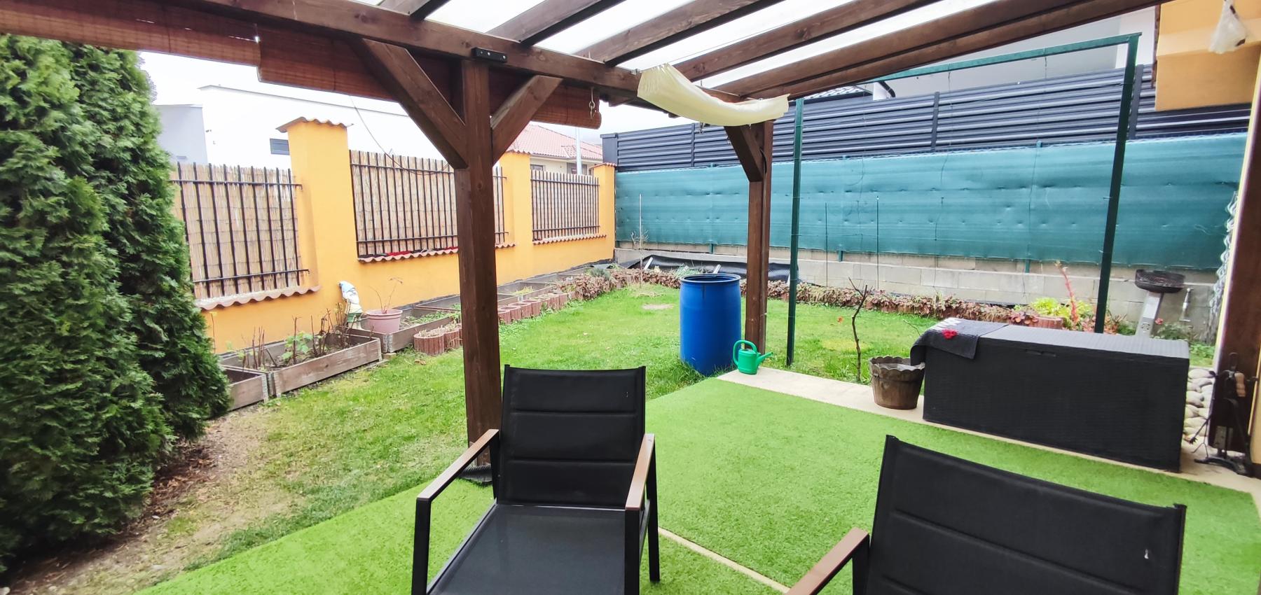 Skvelá príležitosť...rodinný dom ihneď na bývanie, dvojgaráž 80 m2 - rôzne účely, pozemok 629 m2, vjazdy z dvoch strán pozemku, všetky IS