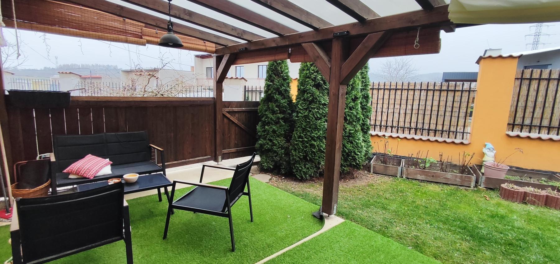 Skvelá príležitosť...rodinný dom ihneď na bývanie, dvojgaráž 80 m2 - rôzne účely, pozemok 629 m2, vjazdy z dvoch strán pozemku, všetky IS