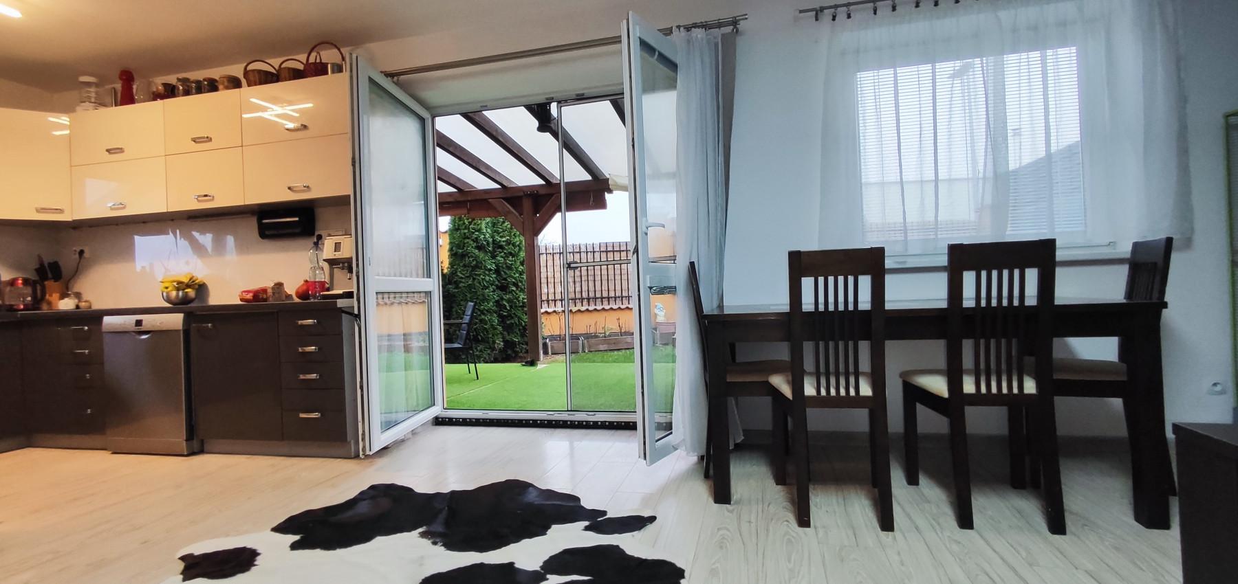 Skvelá príležitosť...rodinný dom ihneď na bývanie, dvojgaráž 80 m2 - rôzne účely, pozemok 629 m2, vjazdy z dvoch strán pozemku, všetky IS