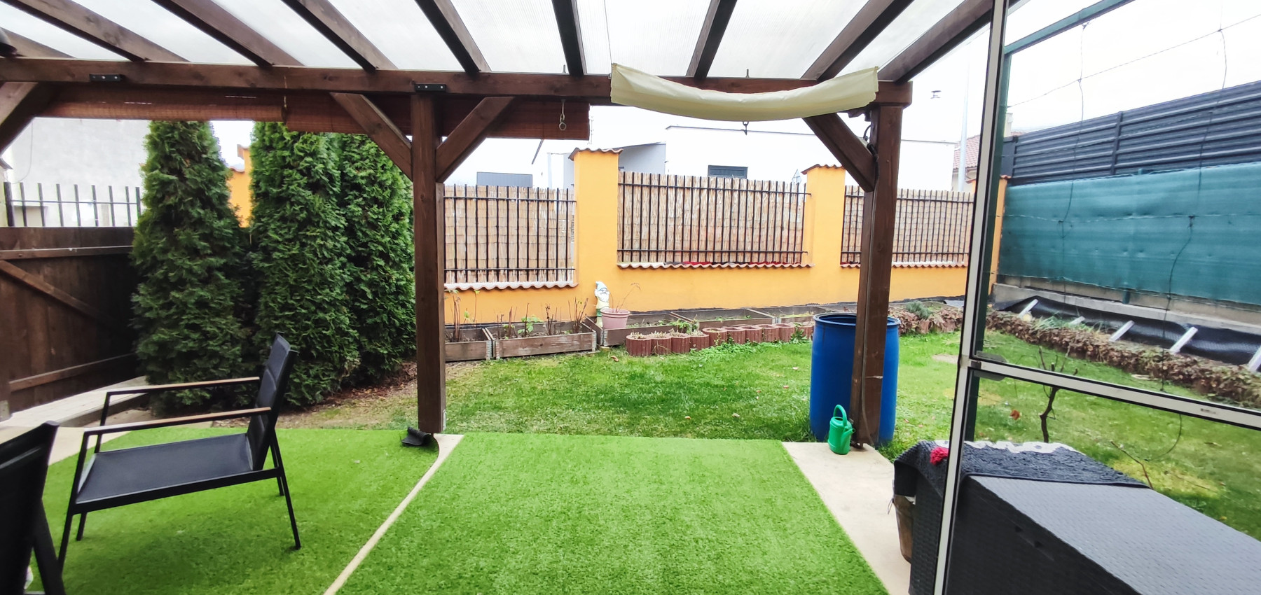 Skvelá príležitosť...rodinný dom ihneď na bývanie, dvojgaráž 80 m2 - rôzne účely, pozemok 629 m2, vjazdy z dvoch strán pozemku, všetky IS