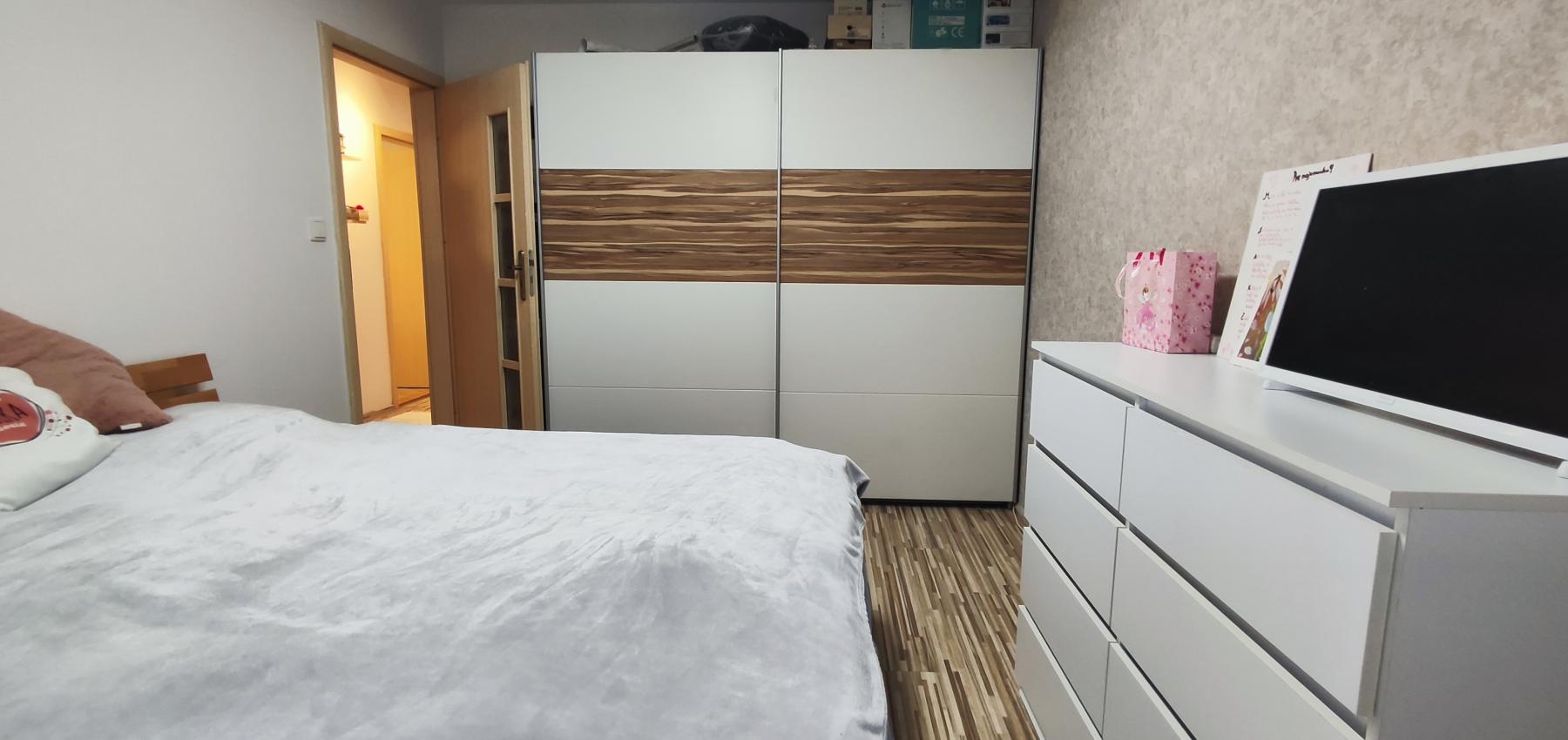 Skvelá príležitosť...rodinný dom ihneď na bývanie, dvojgaráž 80 m2 - rôzne účely, pozemok 629 m2, vjazdy z dvoch strán pozemku, všetky IS