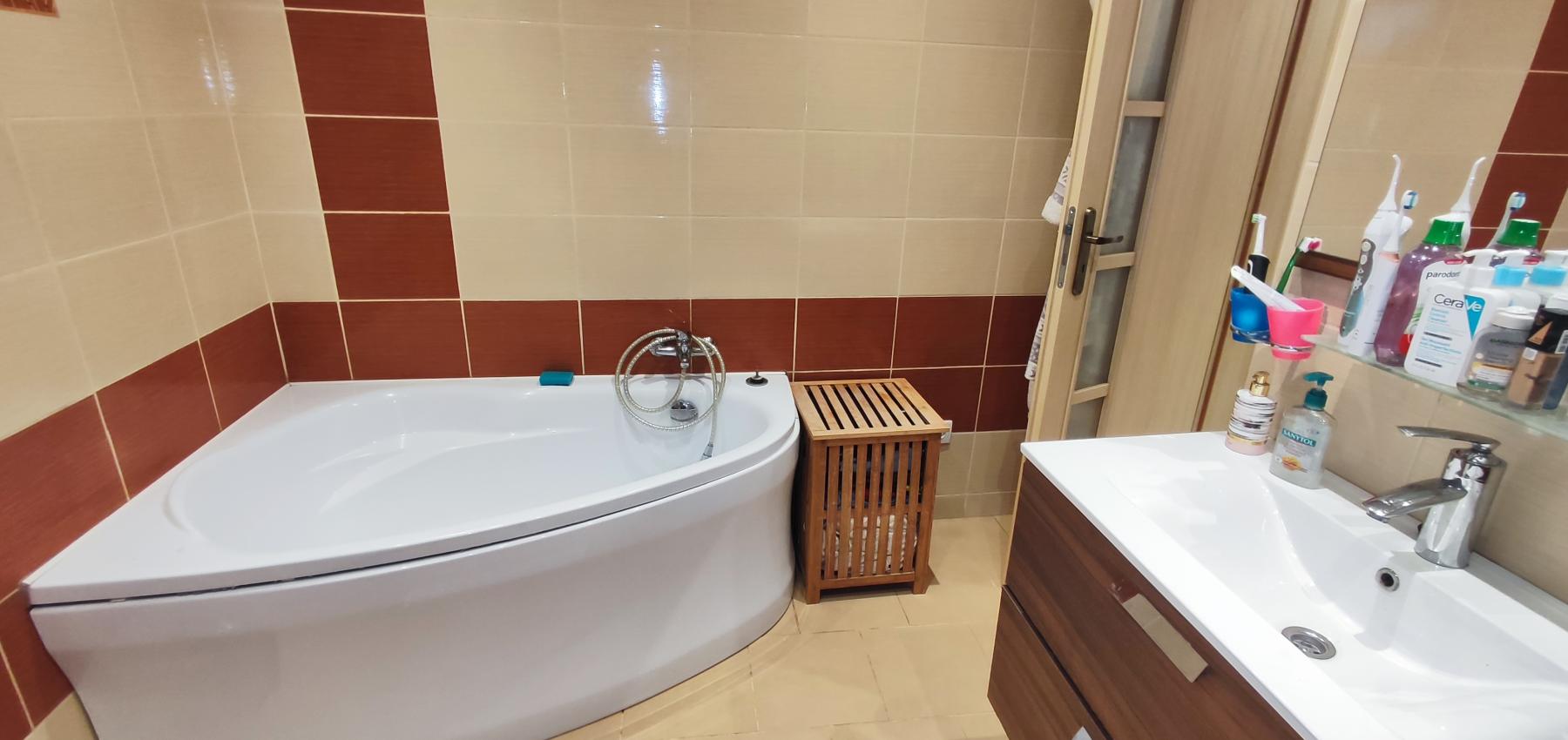 Skvelá príležitosť...rodinný dom ihneď na bývanie, dvojgaráž 80 m2 - rôzne účely, pozemok 629 m2, vjazdy z dvoch strán pozemku, všetky IS