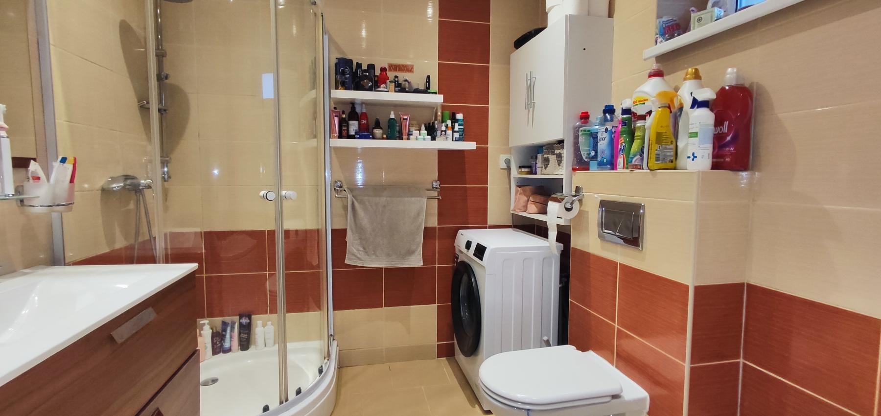 Skvelá príležitosť...rodinný dom ihneď na bývanie, dvojgaráž 80 m2 - rôzne účely, pozemok 629 m2, vjazdy z dvoch strán pozemku, všetky IS