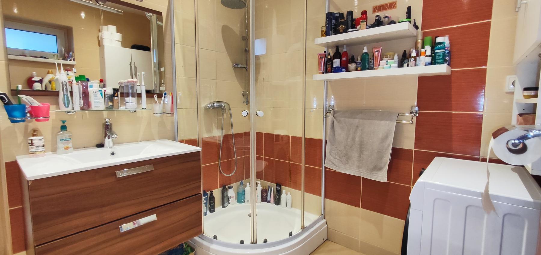 Skvelá príležitosť...rodinný dom ihneď na bývanie, dvojgaráž 80 m2 - rôzne účely, pozemok 629 m2, vjazdy z dvoch strán pozemku, všetky IS