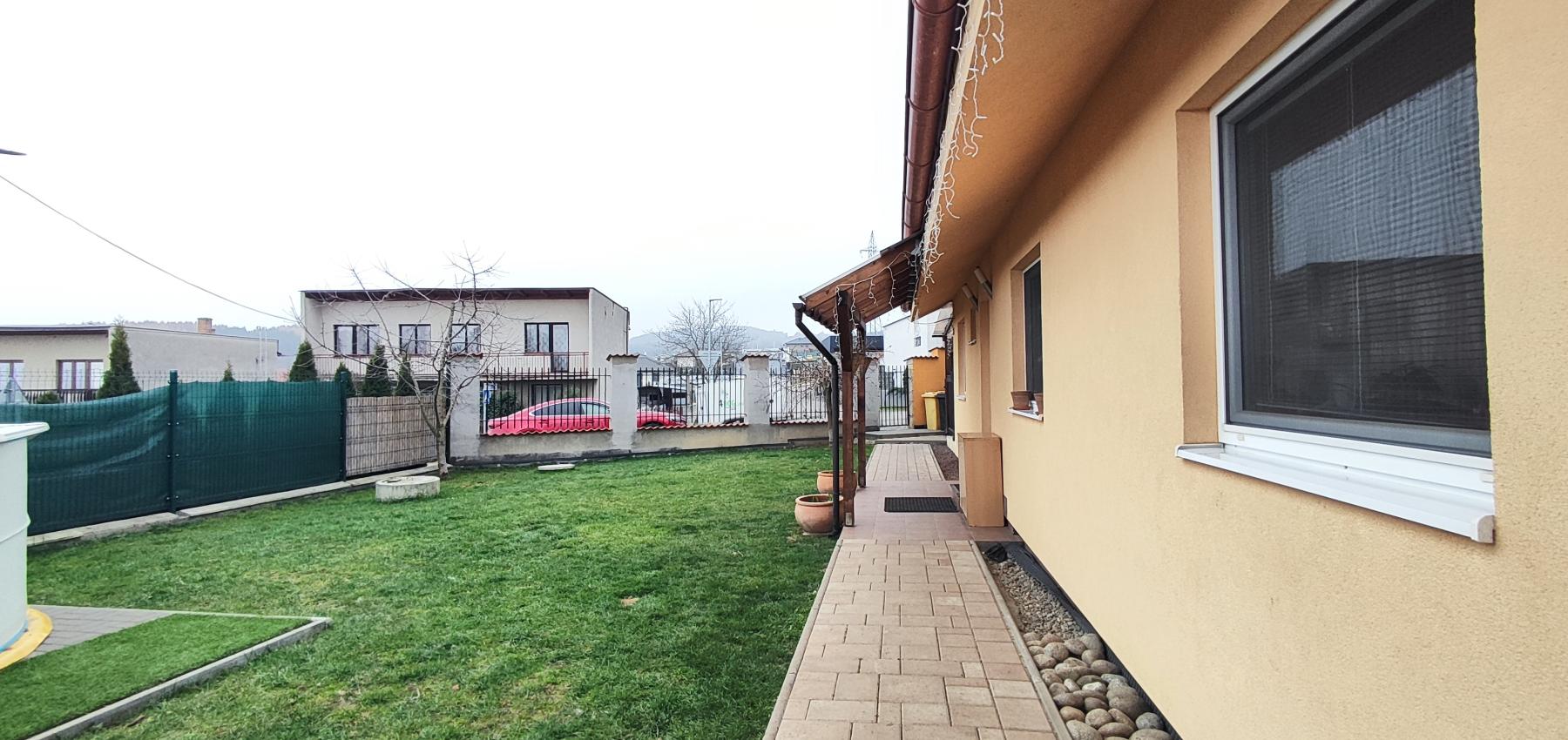 Skvelá príležitosť...rodinný dom ihneď na bývanie, dvojgaráž 80 m2 - rôzne účely, pozemok 629 m2, vjazdy z dvoch strán pozemku, všetky IS