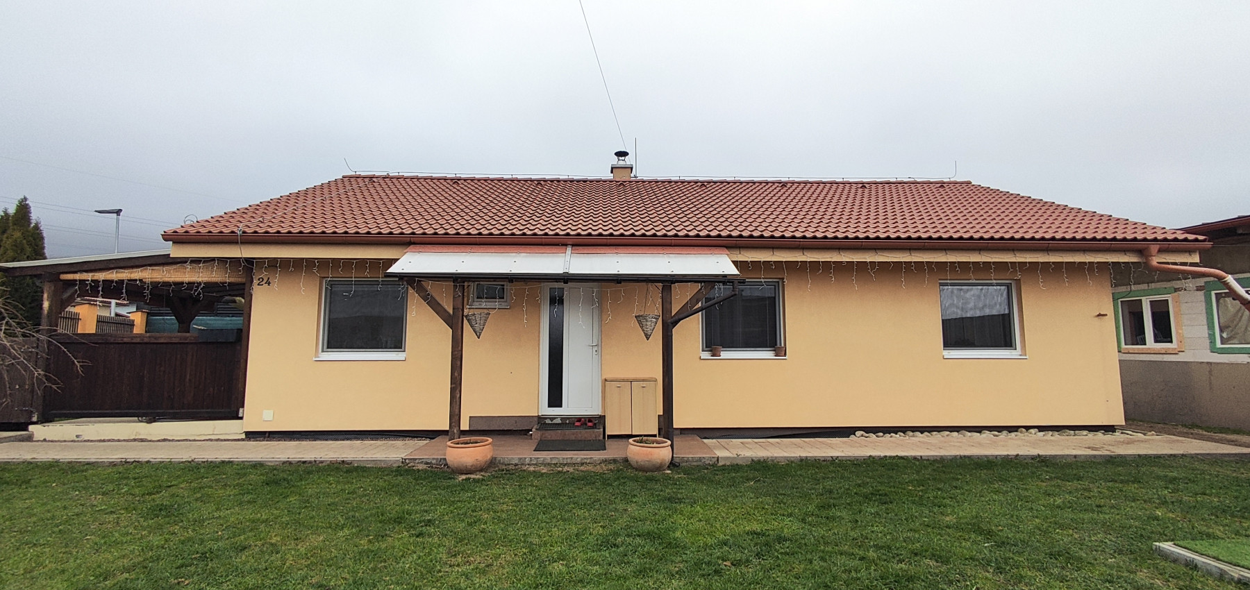 Skvelá príležitosť...rodinný dom ihneď na bývanie, dvojgaráž 80 m2 - rôzne účely, pozemok 629 m2, vjazdy z dvoch strán pozemku, všetky IS