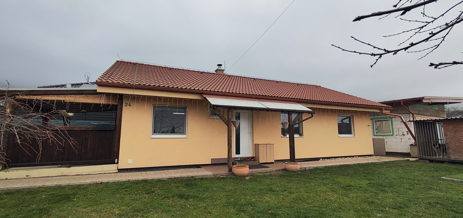 Skvelá príležitosť...rodinný dom ihneď na bývanie, dvojgaráž 80 m2 - rôzne účely, pozemok 629 m2, vjazdy z dvoch strán pozemku, všetky IS