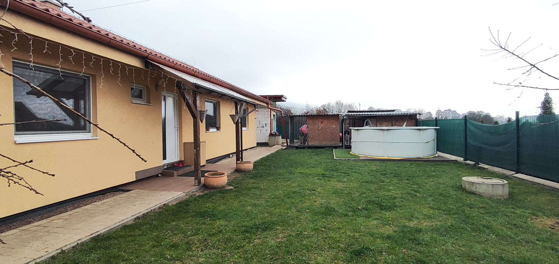 Skvelá príležitosť...rodinný dom ihneď na bývanie, dvojgaráž 80 m2 - rôzne účely, pozemok 629 m2, vjazdy z dvoch strán pozemku, všetky IS