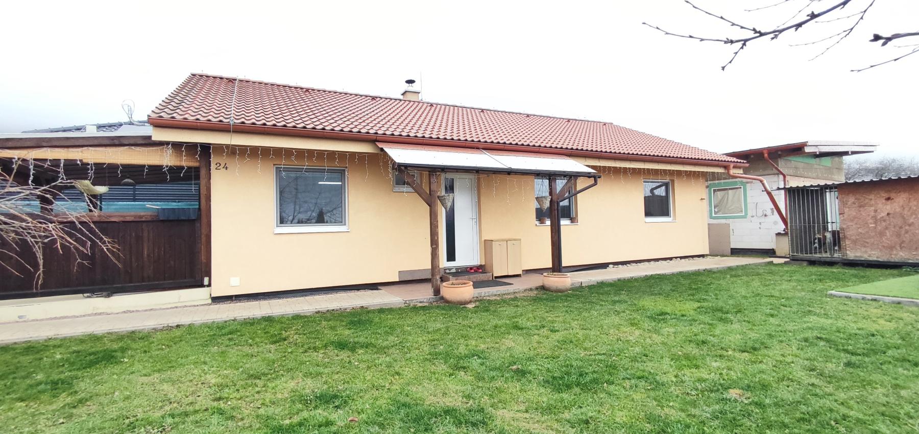 Skvelá príležitosť...rodinný dom ihneď na bývanie, dvojgaráž 80 m2 - rôzne účely, pozemok 629 m2, vjazdy z dvoch strán pozemku, všetky IS