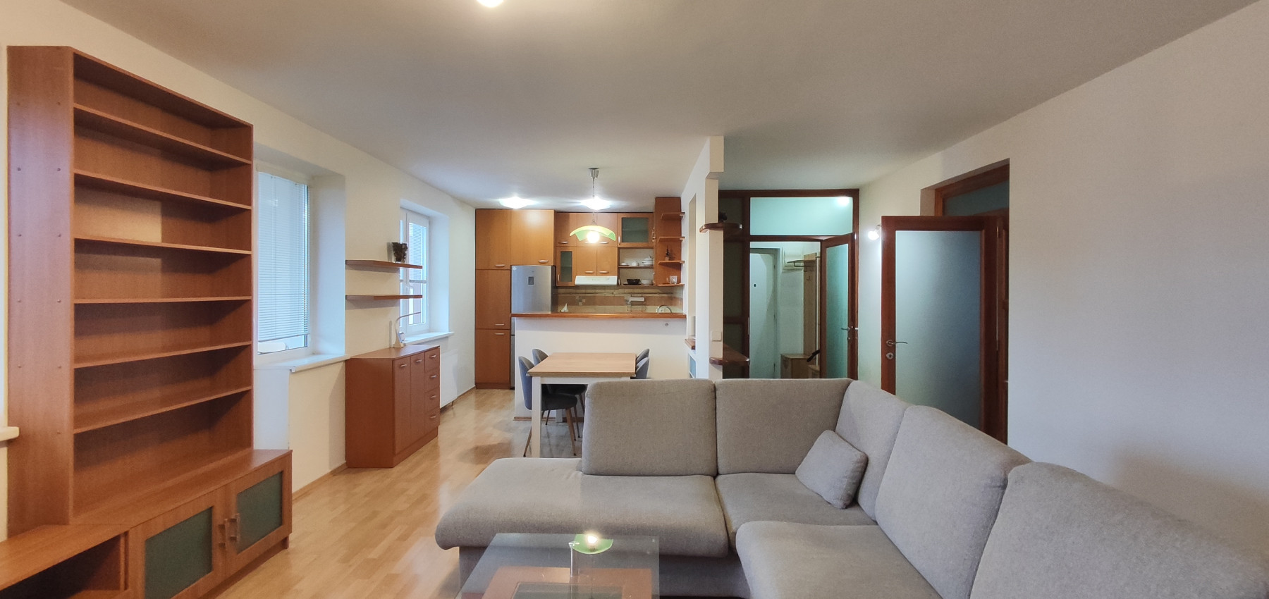 Prenajatý do 1.1.2026 ... Na prenájom skvelý 4 izbový byt v zabývanej novostavbe Tekeľova ulica Ľubotice (za OC MAX), zariadený s garážou, voľný ihneď