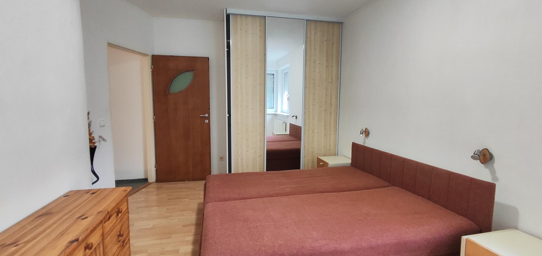 Prenajatý do 1.1.2026 ... Na prenájom skvelý 4 izbový byt v zabývanej novostavbe Tekeľova ulica Ľubotice (za OC MAX), zariadený s garážou, voľný ihneď