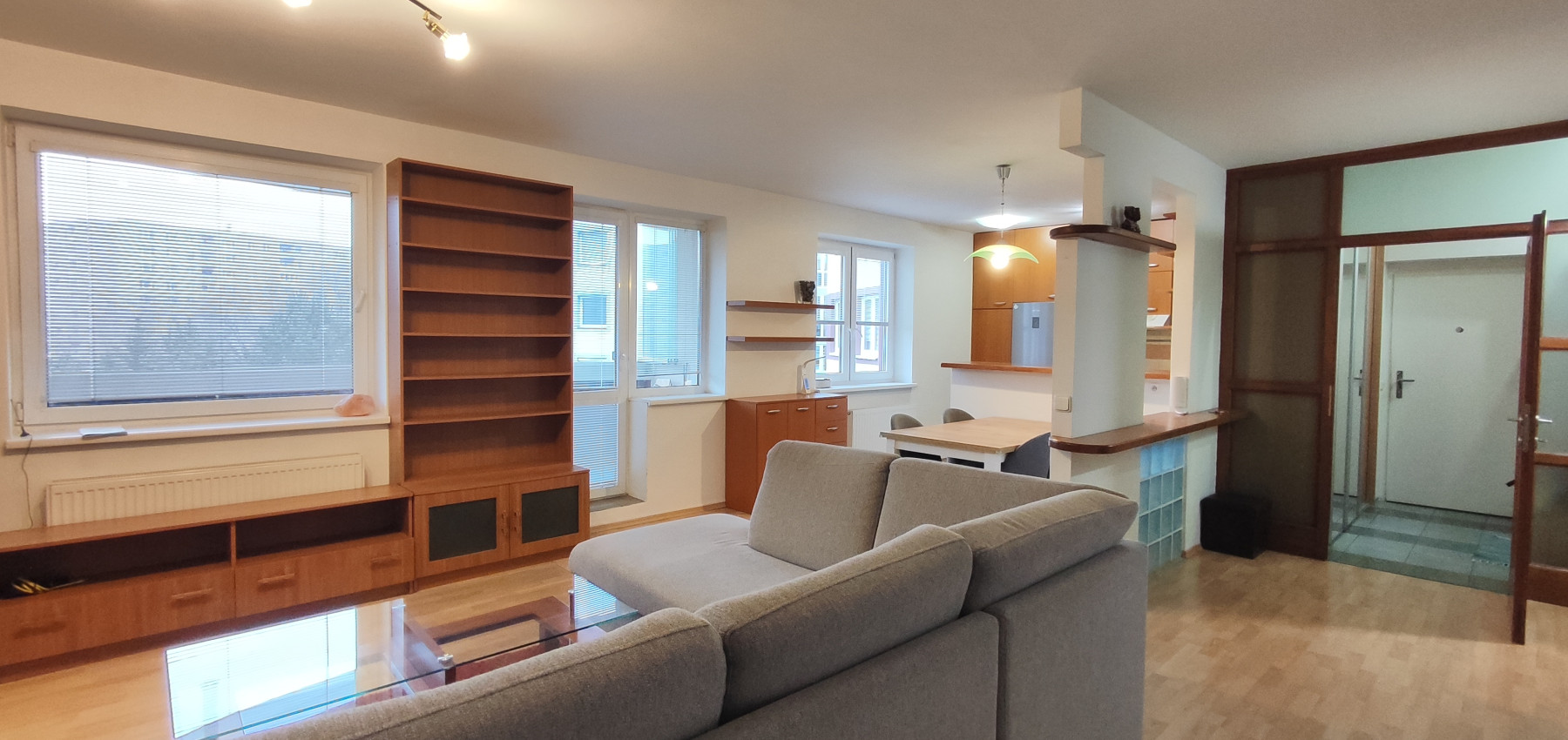 Prenajatý do 1.1.2026 ... Na prenájom skvelý 4 izbový byt v zabývanej novostavbe Tekeľova ulica Ľubotice (za OC MAX), zariadený s garážou, voľný ihneď