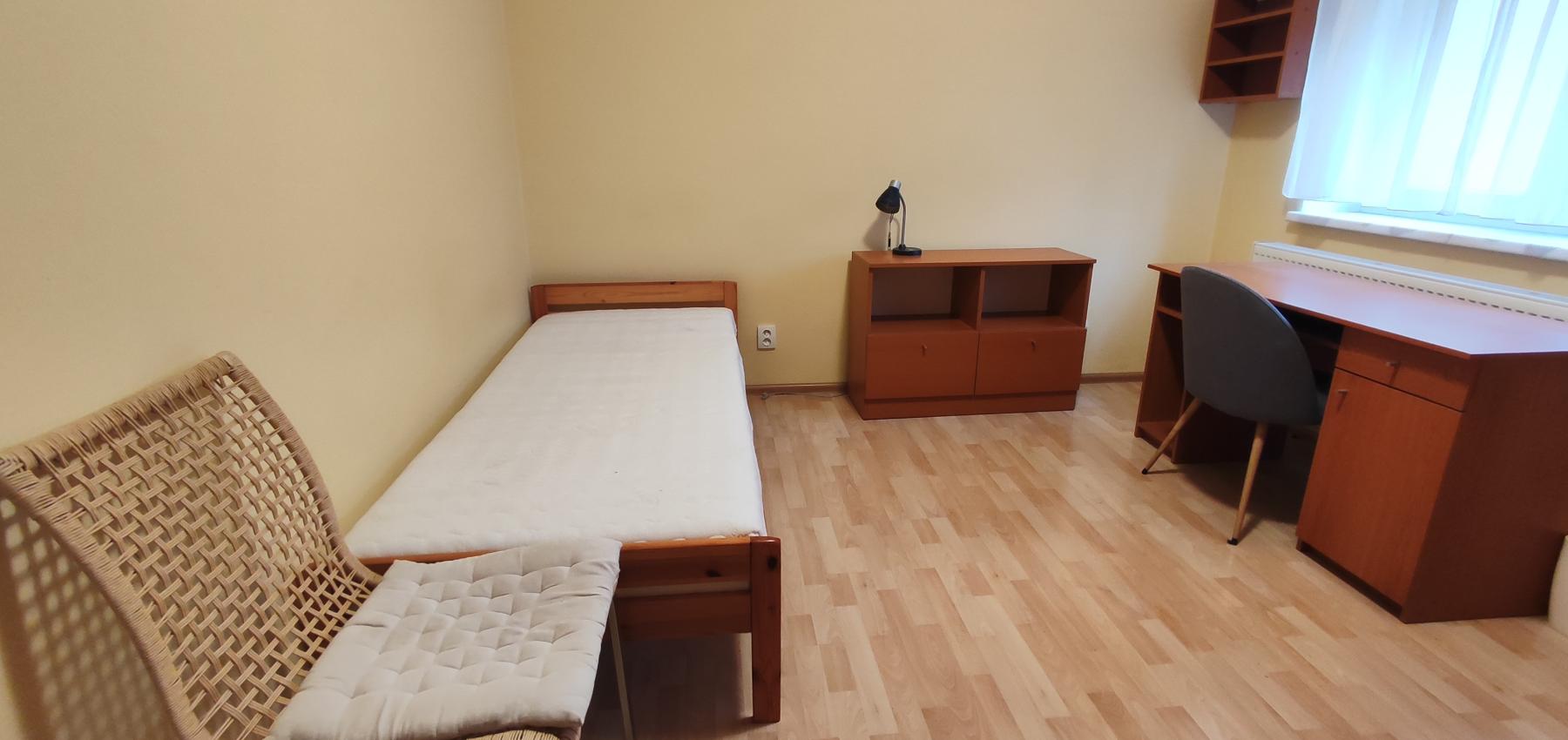 Prenajatý do 1.1.2026 ... Na prenájom skvelý 4 izbový byt v zabývanej novostavbe Tekeľova ulica Ľubotice (za OC MAX), zariadený s garážou, voľný ihneď