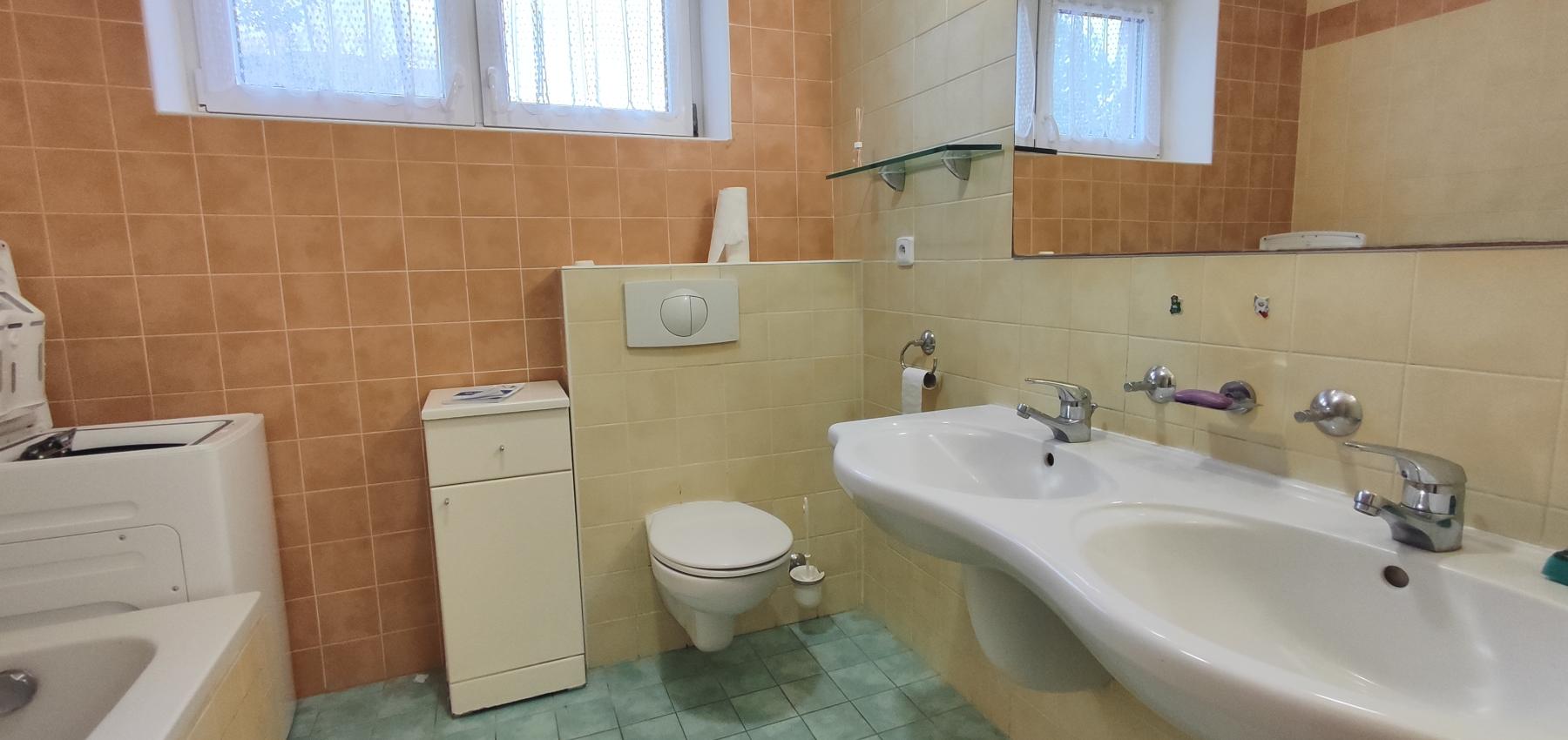 Prenajatý do 1.1.2026 ... Na prenájom skvelý 4 izbový byt v zabývanej novostavbe Tekeľova ulica Ľubotice (za OC MAX), zariadený s garážou, voľný ihneď