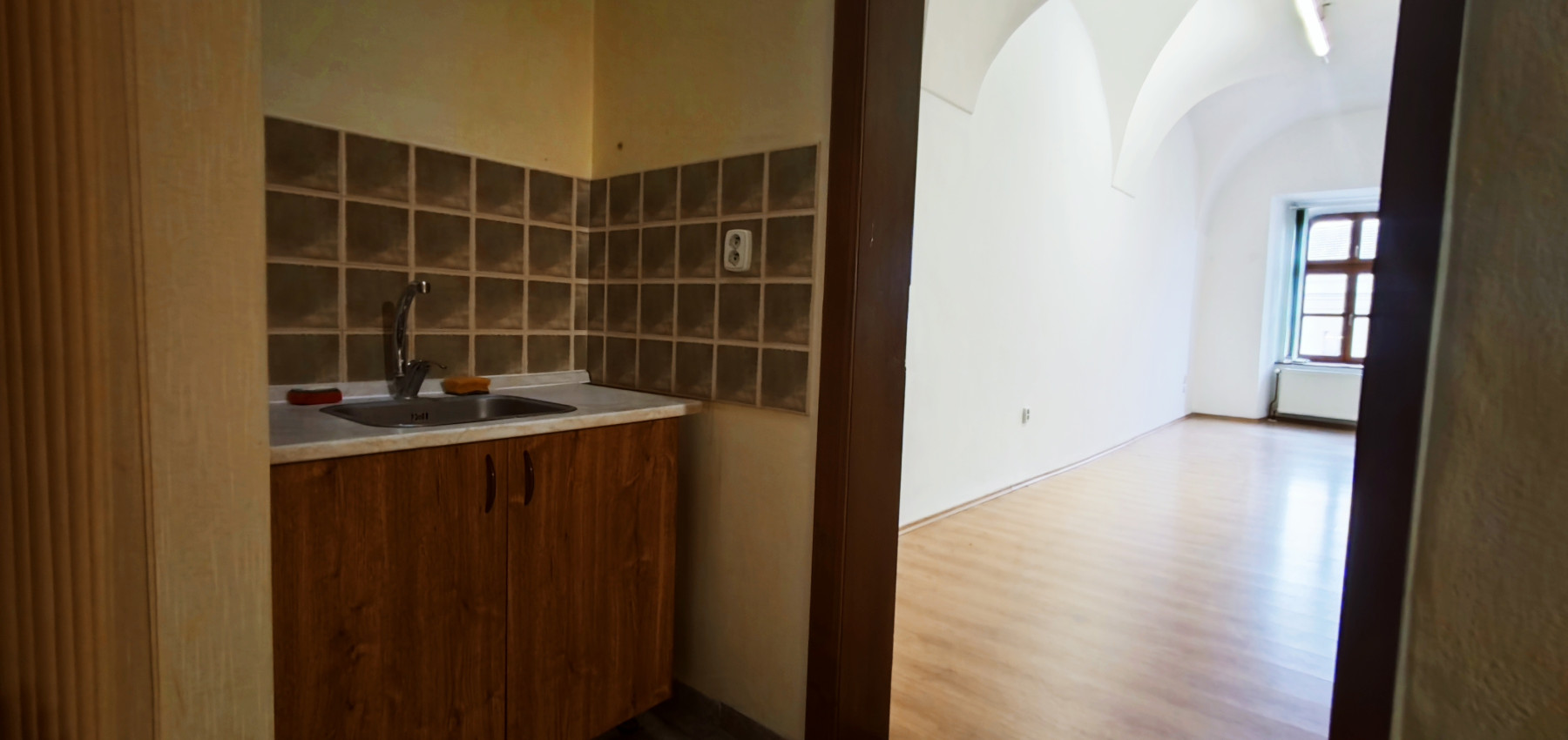 Priestor s parkovacím miestom -  na prenájom na Hlavnej ulici - Trojica - I.poschodie