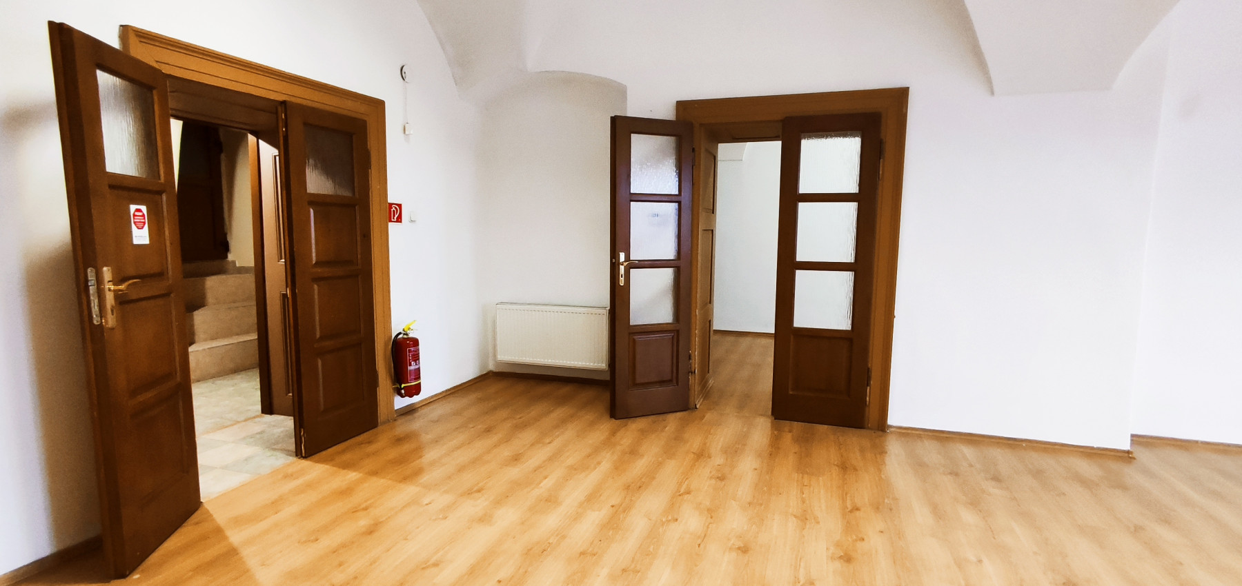 Priestor s parkovacím miestom -  na prenájom na Hlavnej ulici - Trojica - I.poschodie