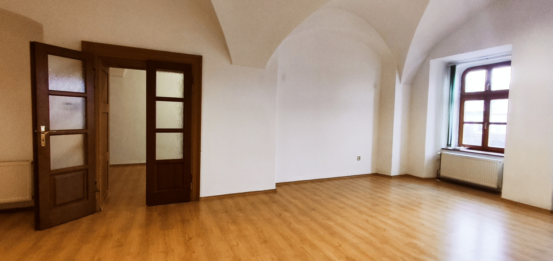 Priestor s parkovacím miestom -  na prenájom na Hlavnej ulici - Trojica - I.poschodie