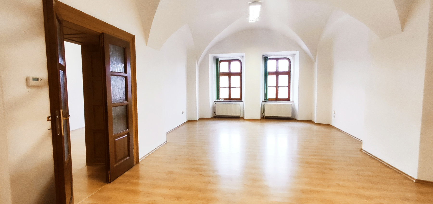 Priestor s parkovacím miestom -  na prenájom na Hlavnej ulici - Trojica - I.poschodie