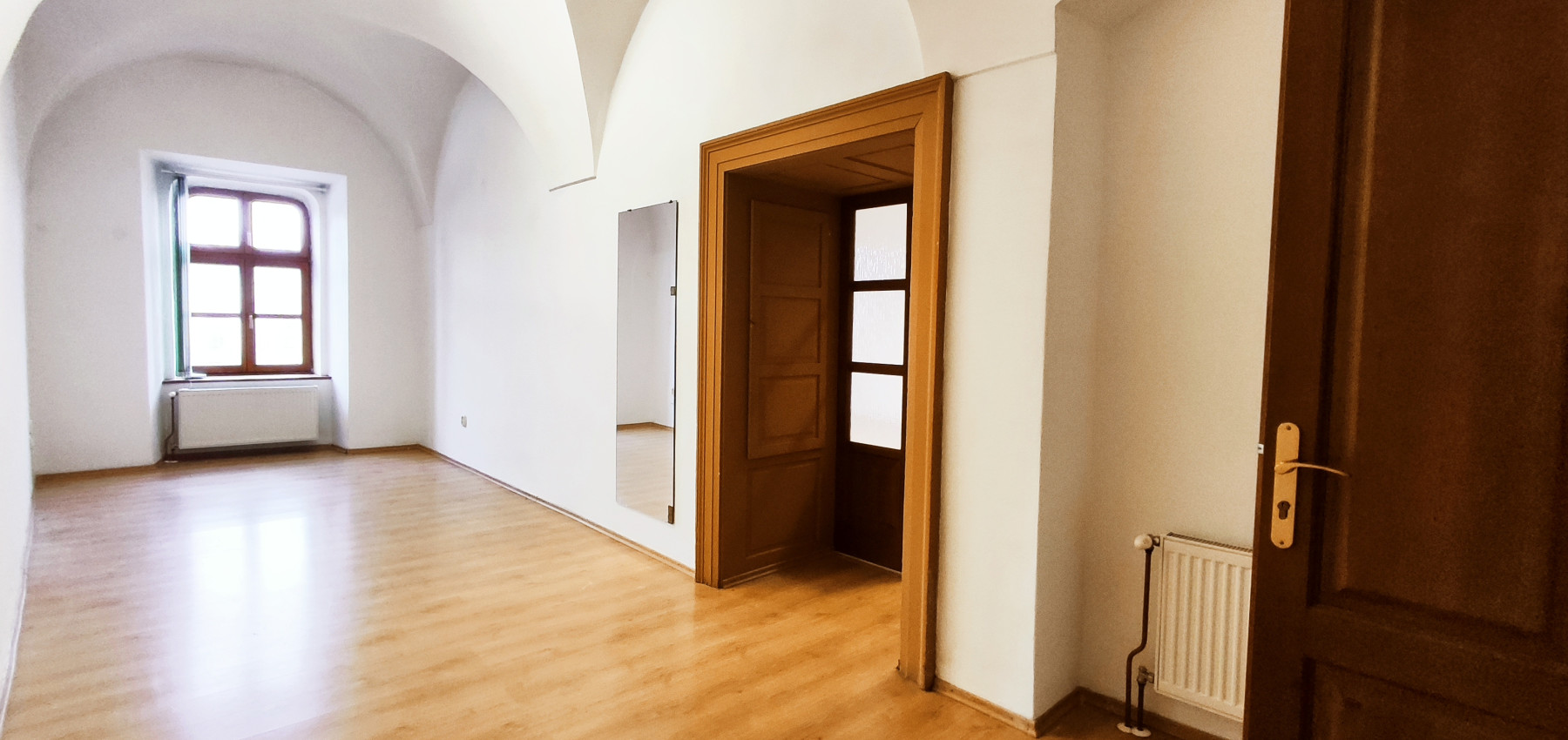 Priestor s parkovacím miestom -  na prenájom na Hlavnej ulici - Trojica - I.poschodie