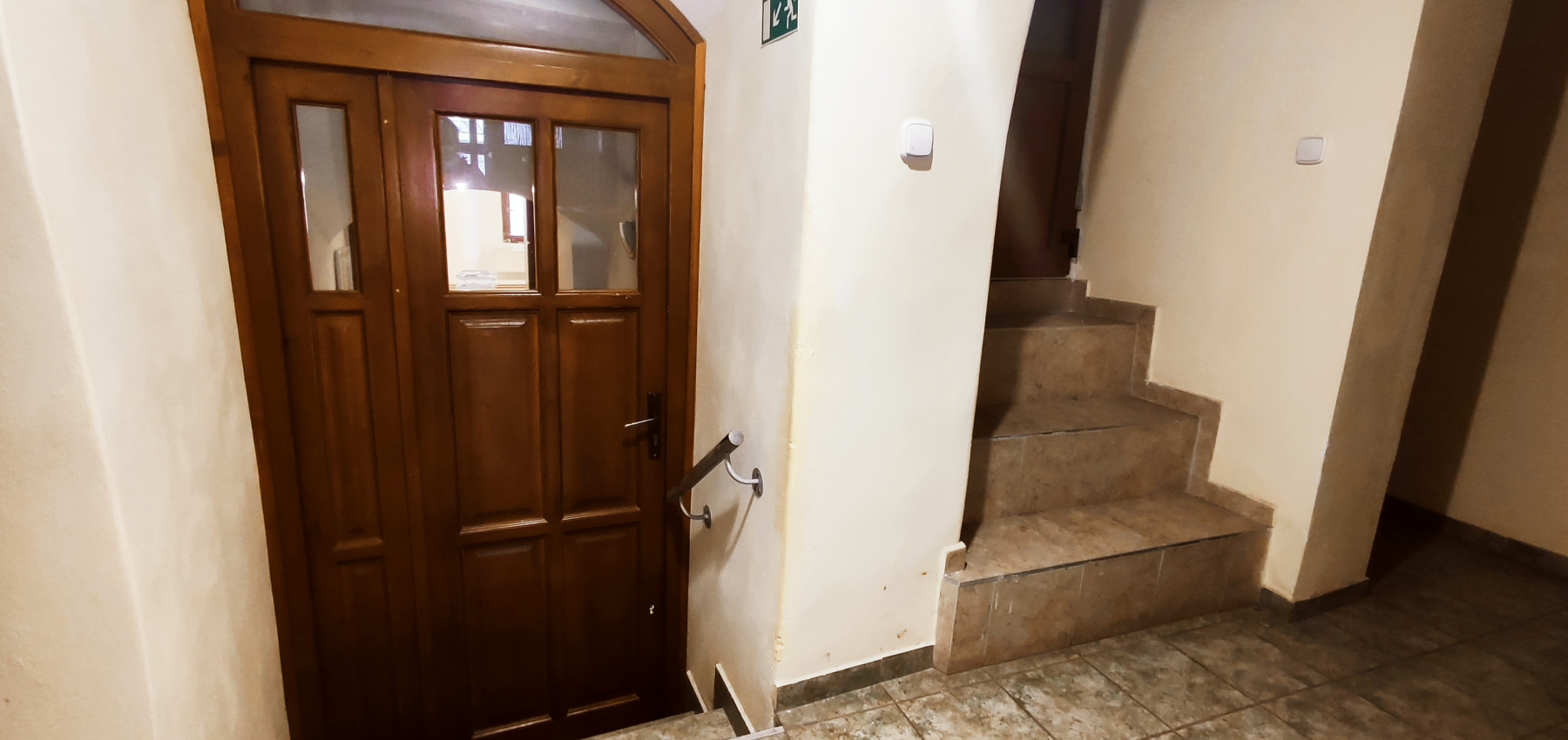 Priestor s parkovacím miestom -  na prenájom na Hlavnej ulici - Trojica - I.poschodie